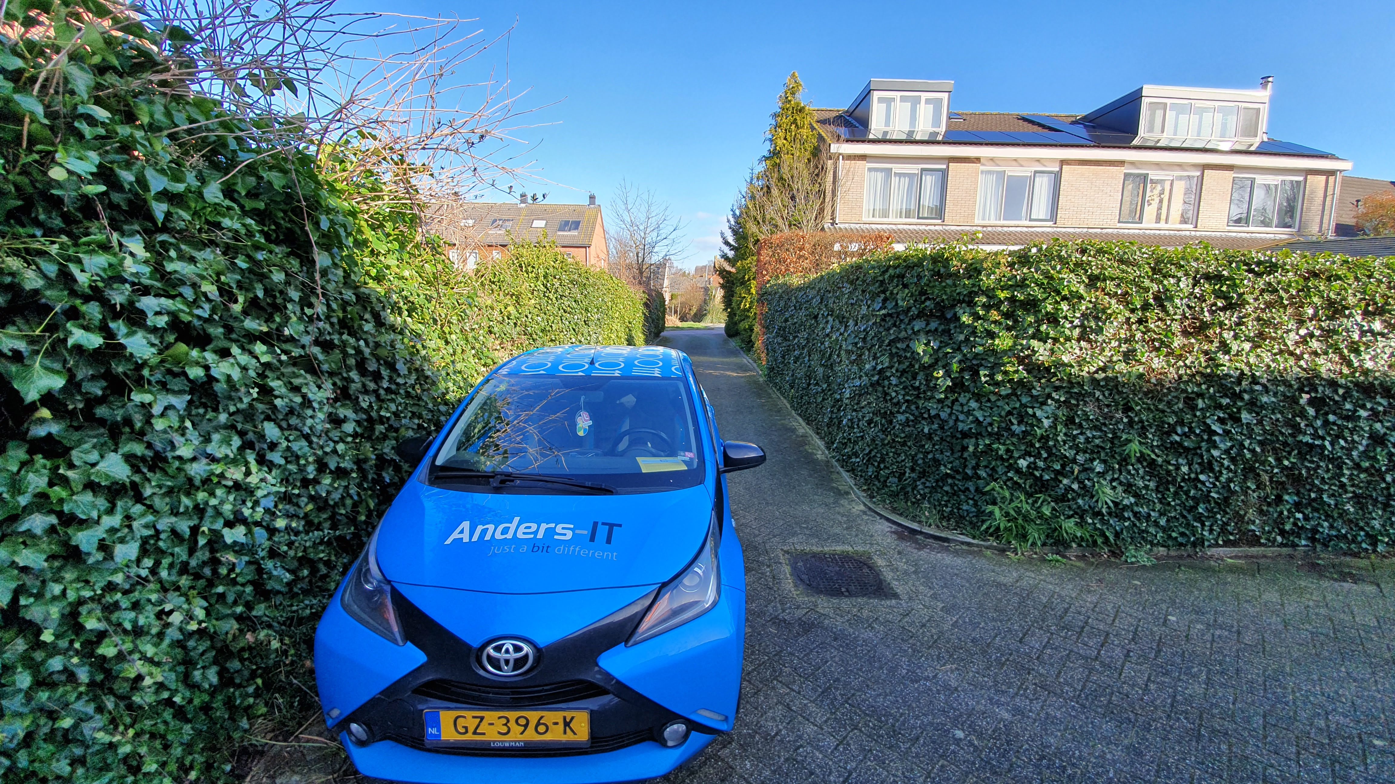 Anders-IT Toyota Aygo in woonwijk