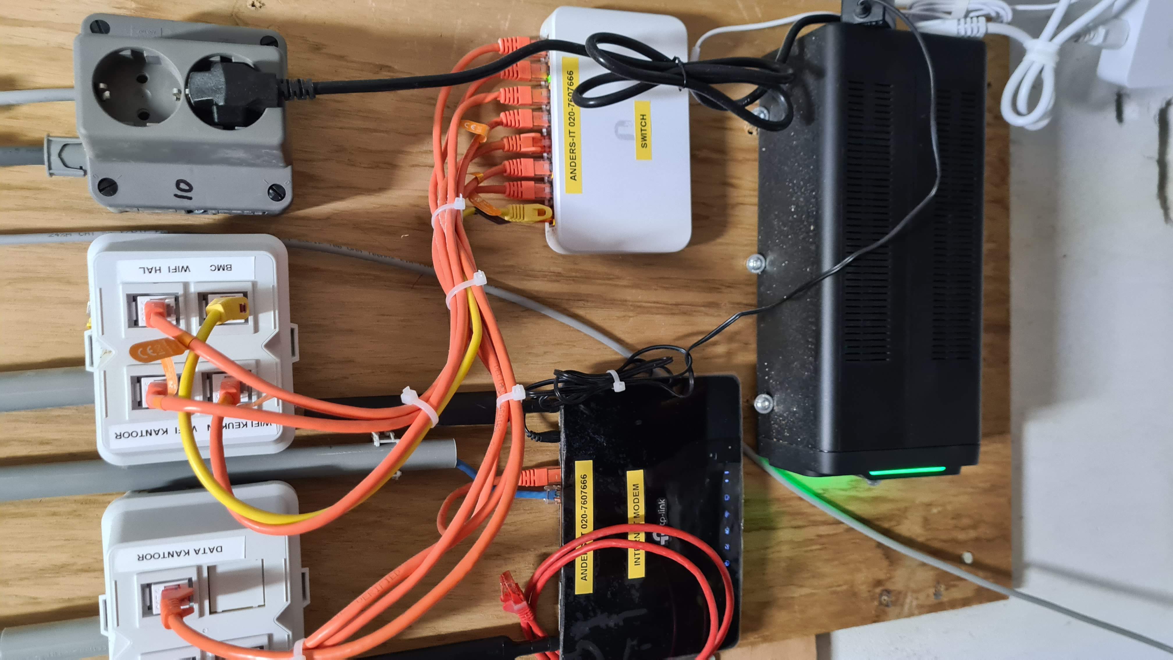 Board met modem, switch en UPS