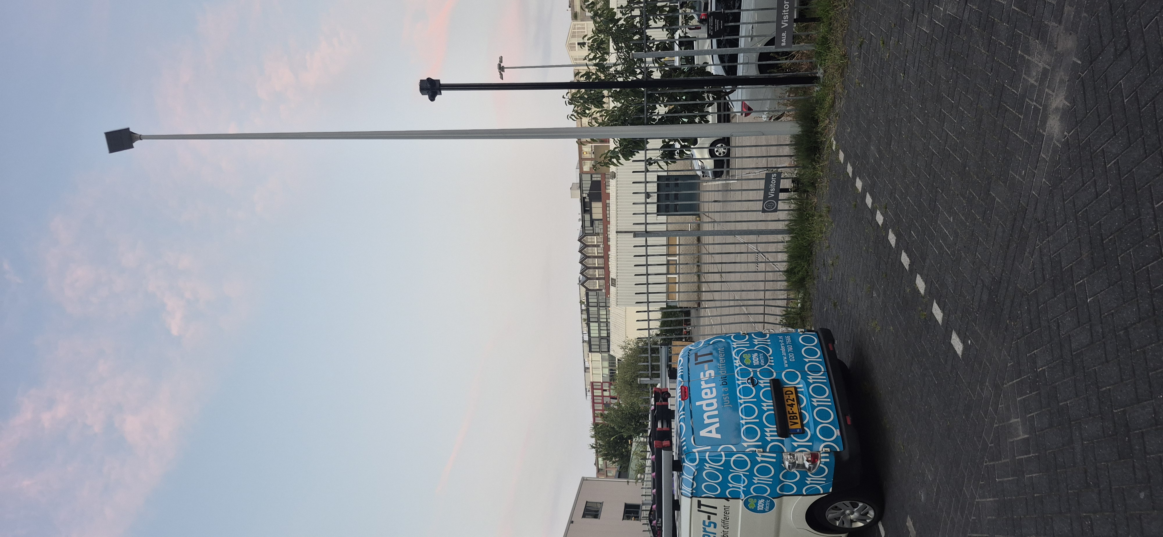 Parkeerterrein met mast en bus