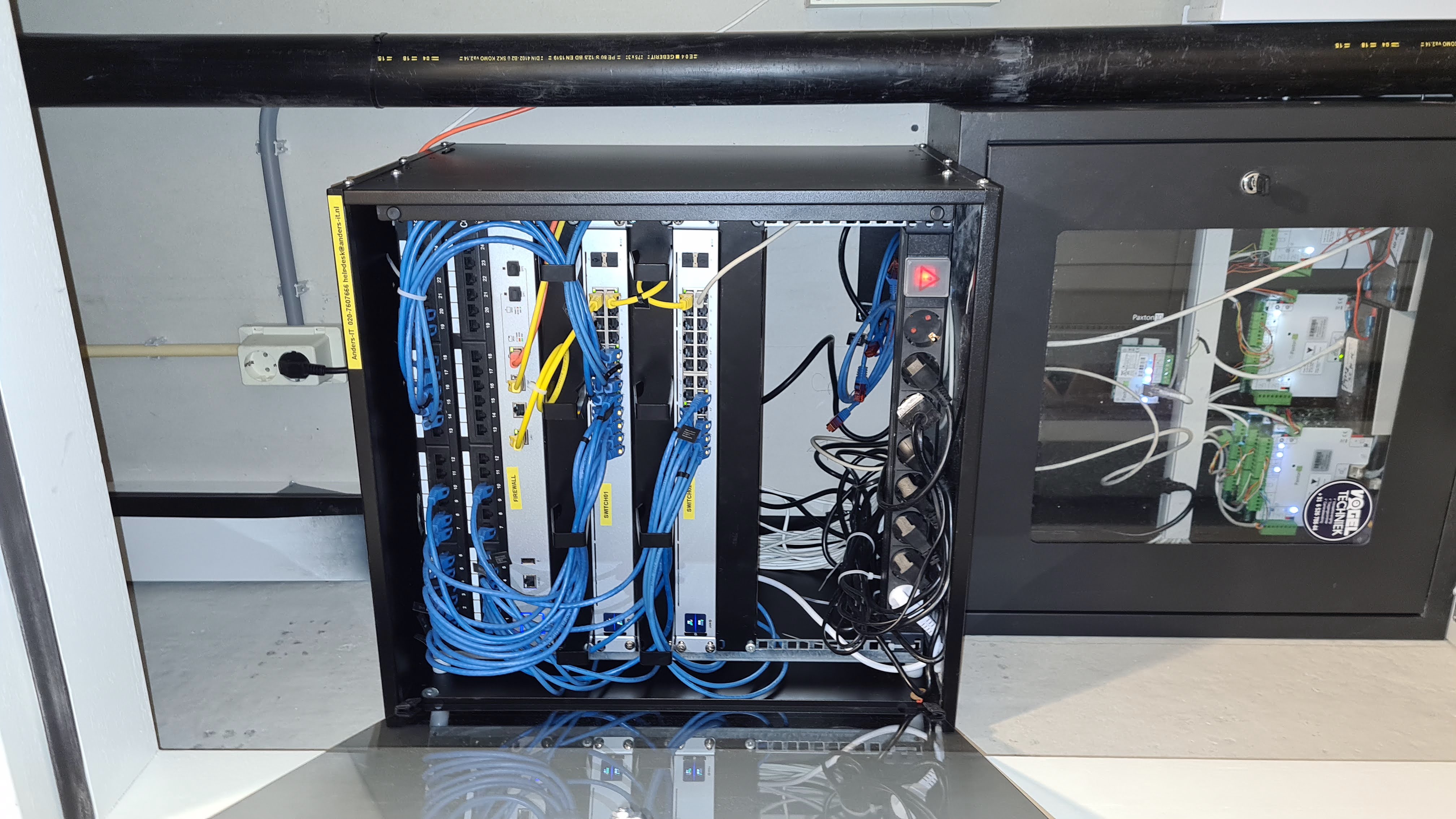 19 inch rack met switches en patchpanelen