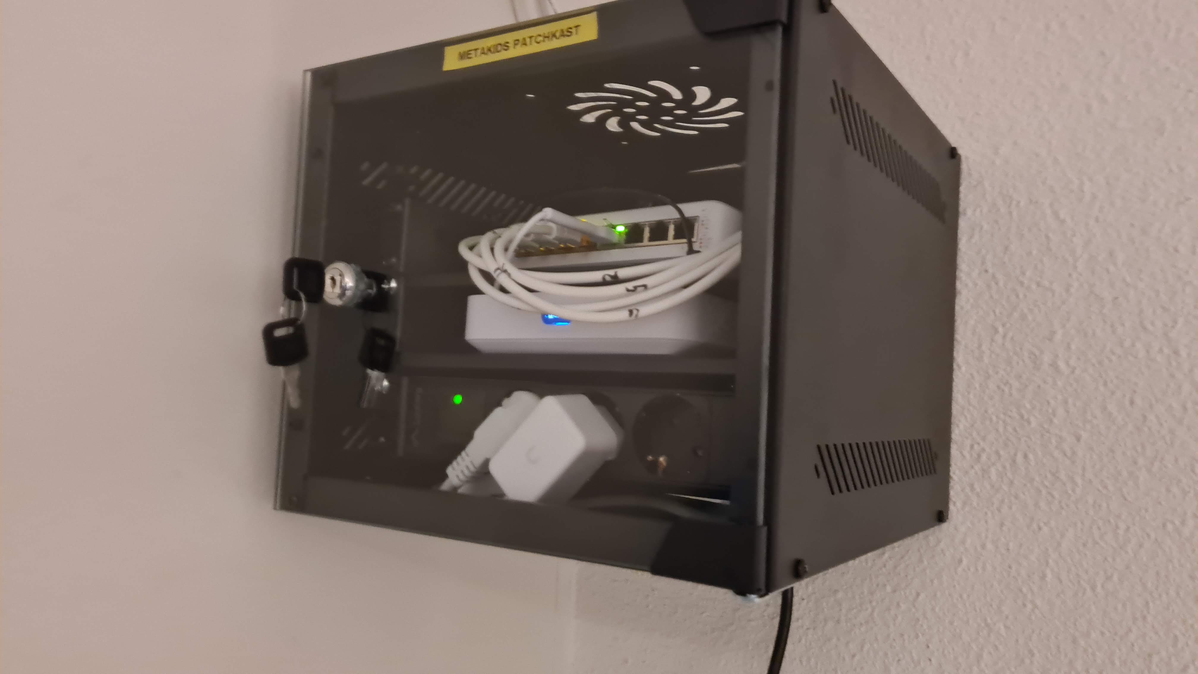 Kleine patchkast aan muur