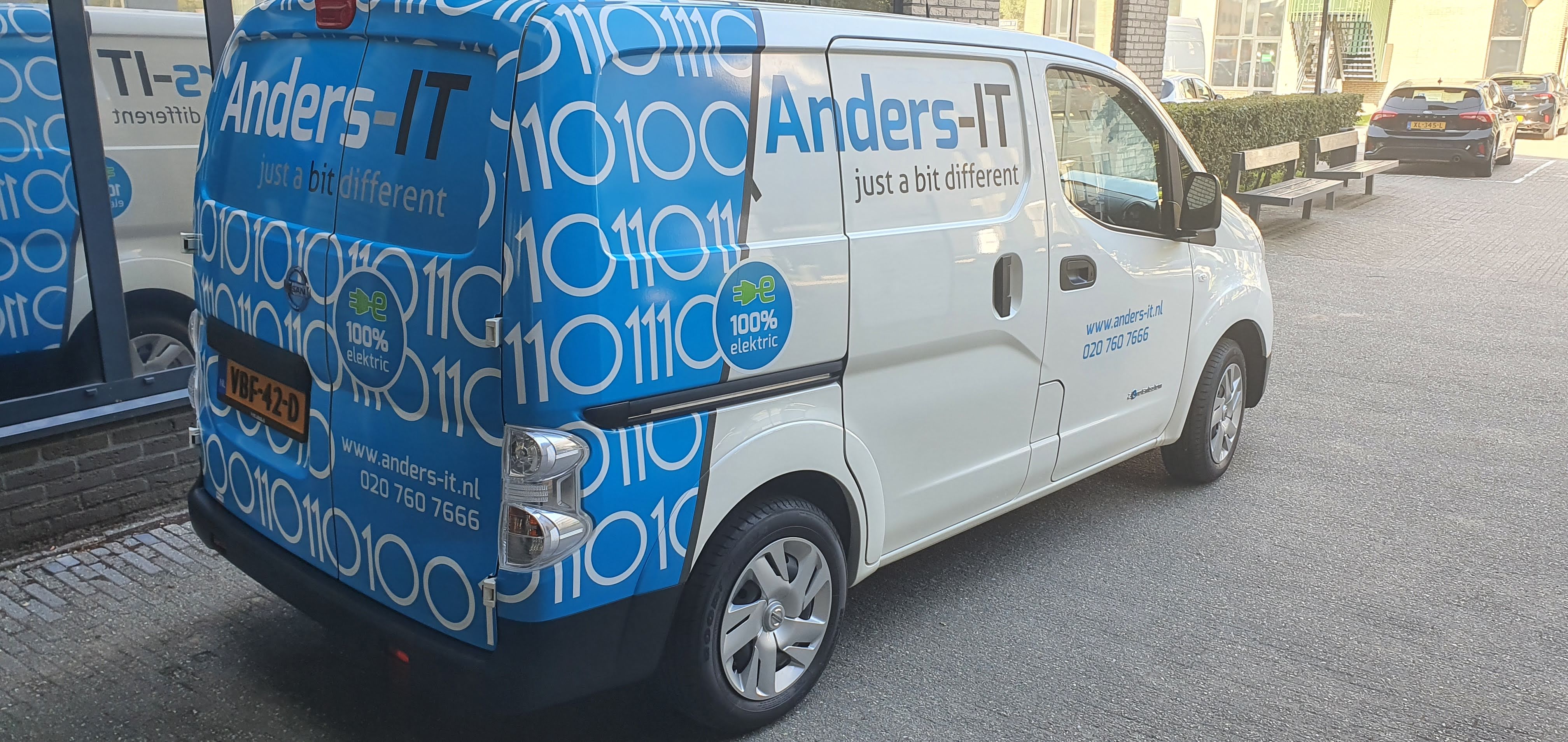 Anders-IT elektrische bus op terrein